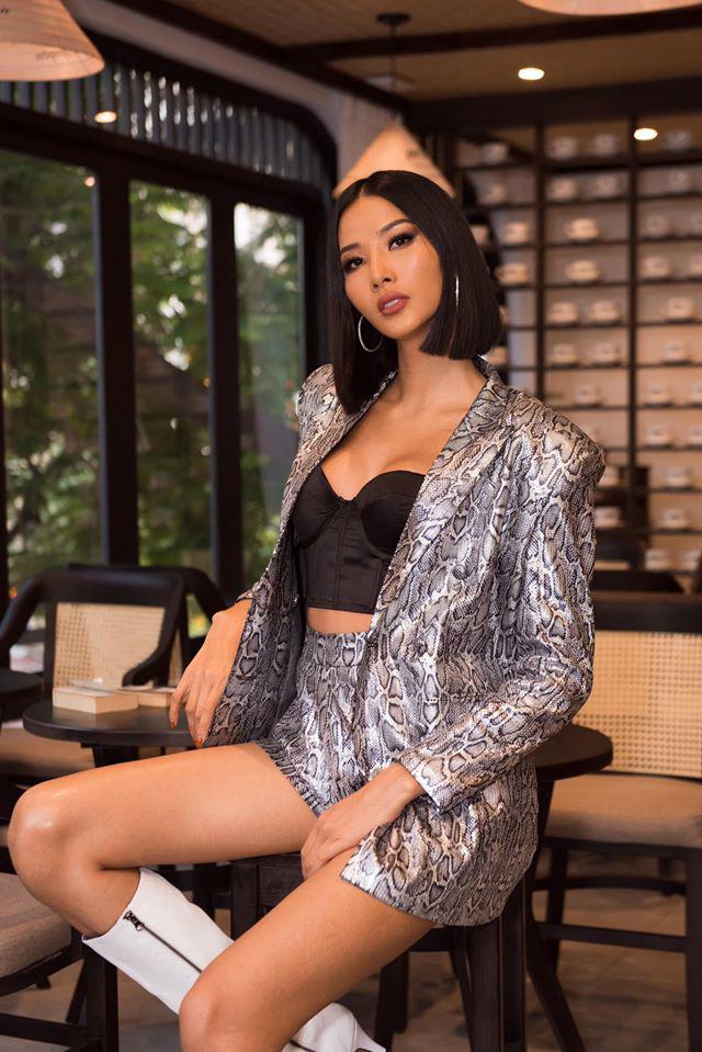 Sợ mùa hè còn chưa đủ nhiệt, Hoàng Thùy chơi toàn đồ màu nổi bần bật xuống phố-1