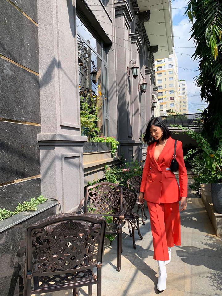 Sợ mùa hè còn chưa đủ nhiệt, Hoàng Thùy chơi toàn đồ màu nổi bần bật xuống phố-10