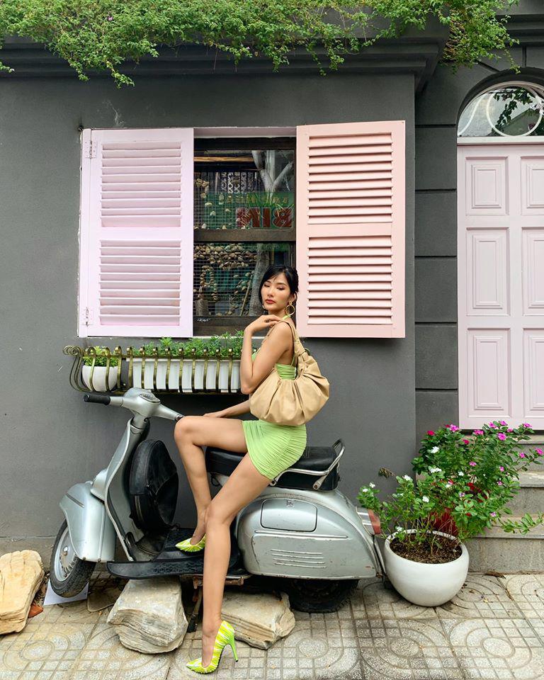 Sợ mùa hè còn chưa đủ nhiệt, Hoàng Thùy chơi toàn đồ màu nổi bần bật xuống phố-12