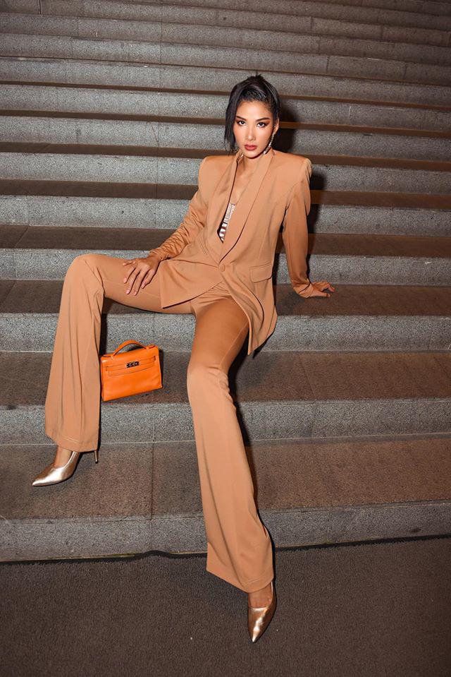 Sợ mùa hè còn chưa đủ nhiệt, Hoàng Thùy chơi toàn đồ màu nổi bần bật xuống phố-3