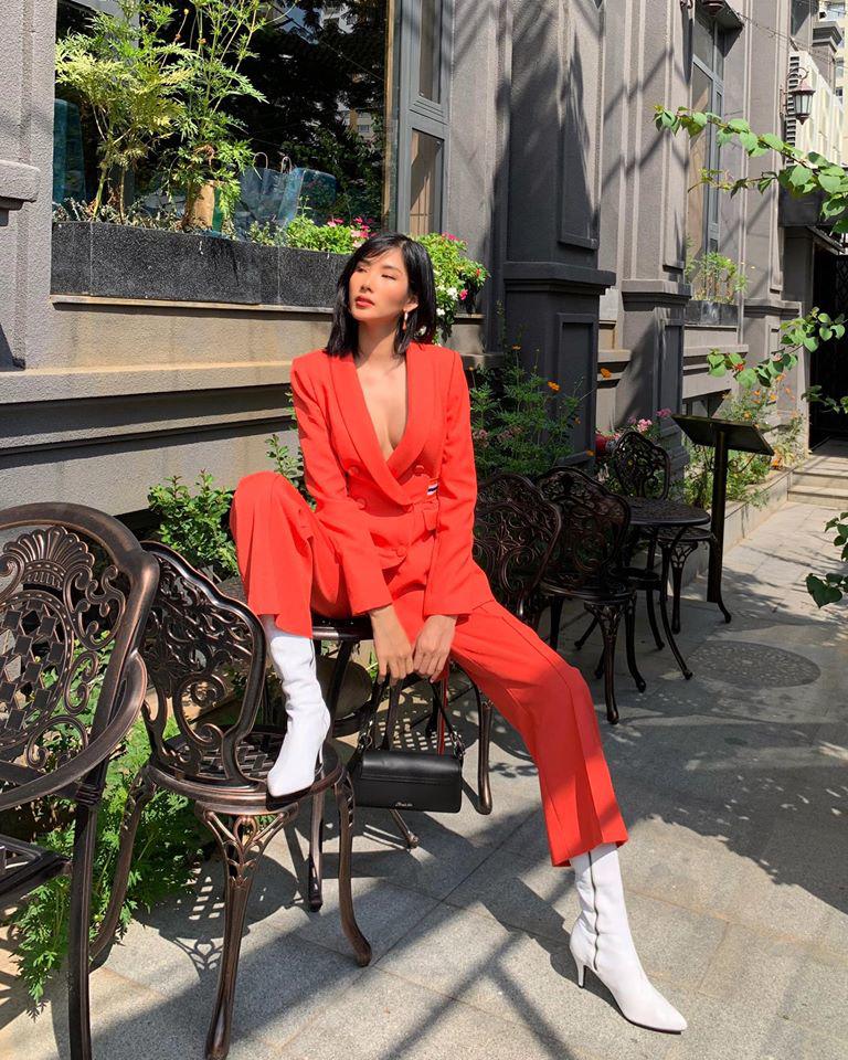 Sợ mùa hè còn chưa đủ nhiệt, Hoàng Thùy chơi toàn đồ màu nổi bần bật xuống phố-9