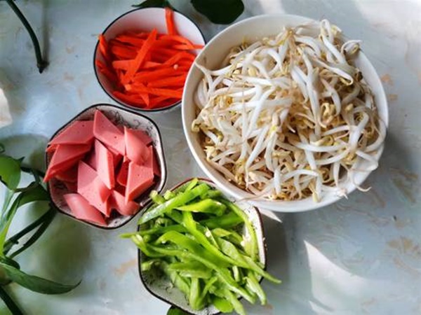 Xào mì, đừng vội cho ngay vào chảo, thêm hai bước nữa mì sẽ không bị dính vào nhau-1