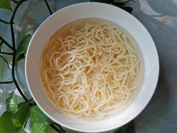 Xào mì, đừng vội cho ngay vào chảo, thêm hai bước nữa mì sẽ không bị dính vào nhau-2