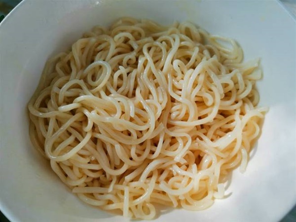 Xào mì, đừng vội cho ngay vào chảo, thêm hai bước nữa mì sẽ không bị dính vào nhau-3