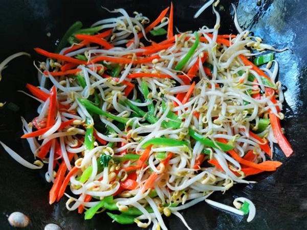 Xào mì, đừng vội cho ngay vào chảo, thêm hai bước nữa mì sẽ không bị dính vào nhau-5