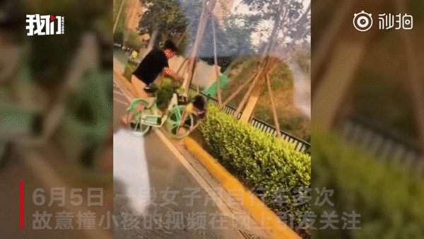 Đoạn video người phụ nữ húc xe đạp liên tục vào bé gái gây phẫn nộ, cư dân mạng còn treo thưởng để tìm danh tính-1