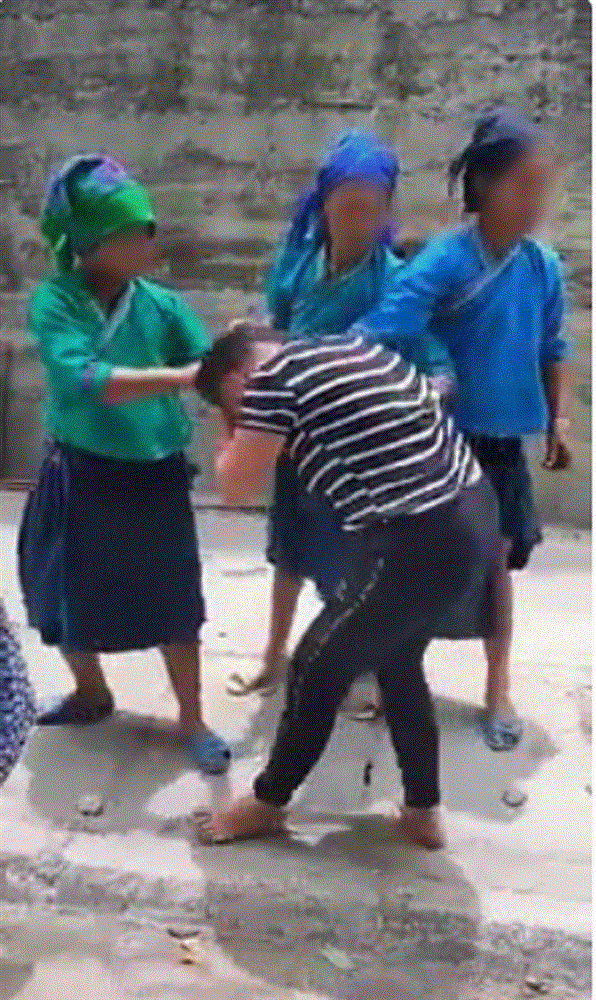 Xôn xao clip cô gái bị nhóm phụ nữ túm tóc, dùng kéo cắt quần áo đánh ghen ở Hà Giang-1
