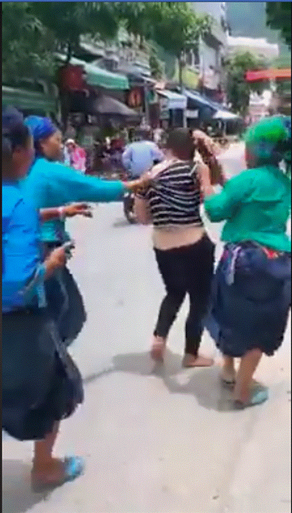 Xôn xao clip cô gái bị nhóm phụ nữ túm tóc, dùng kéo cắt quần áo đánh ghen ở Hà Giang-2