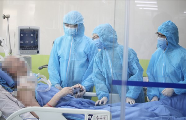 Bệnh nhân phi công người Anh đã có thể dùng tay bấm bàn phím và thực hiện các động tác tinh tế-1