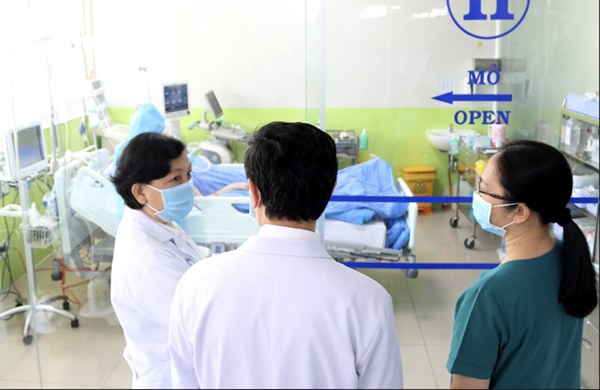 Bệnh nhân phi công người Anh đã có thể dùng tay bấm bàn phím và thực hiện các động tác tinh tế-2