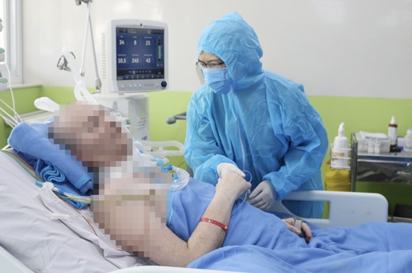 Bệnh nhân phi công người Anh đã có thể dùng tay bấm bàn phím và thực hiện các động tác tinh tế-3