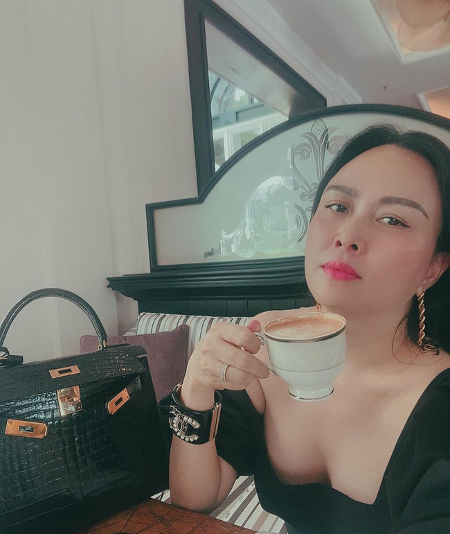 Phương Chanel vừa diện áo trễ nãi khoe vòng 1 căng tràn ở tuổi 43 bạn thân Vũ Khắc Tiệp đã nhanh chóng khen nức nở: Đẹp trường tồn-5