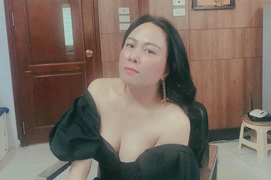 Phương Chanel vừa diện áo trễ nãi khoe vòng 1 căng tràn ở tuổi 43 bạn thân Vũ Khắc Tiệp đã nhanh chóng khen nức nở: Đẹp trường tồn