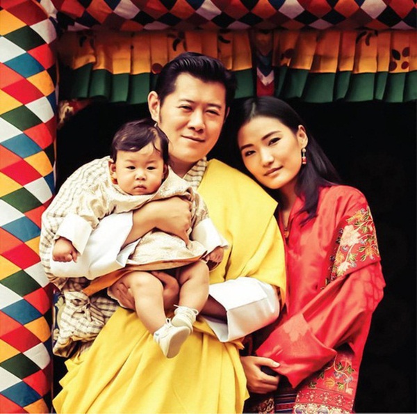 Hoàng tử nhí của Bhutan: Cứ ngỡ con vua thì phải sống sung túc, ai ngờ 20 năm không được tổ chức sinh nhật vì lý do này-1