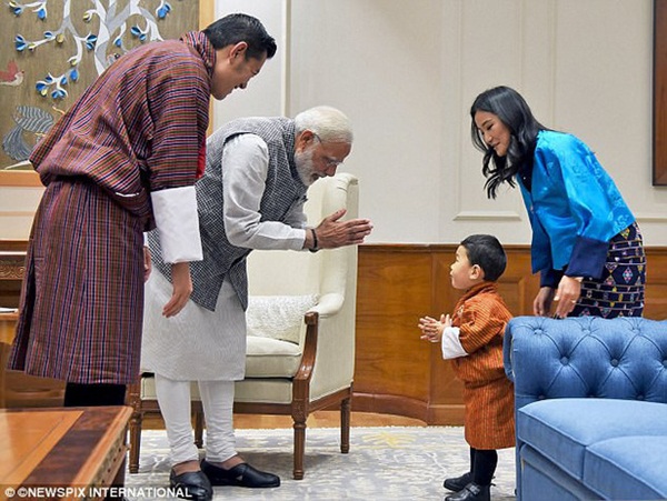 Hoàng tử nhí của Bhutan: Cứ ngỡ con vua thì phải sống sung túc, ai ngờ 20 năm không được tổ chức sinh nhật vì lý do này-3