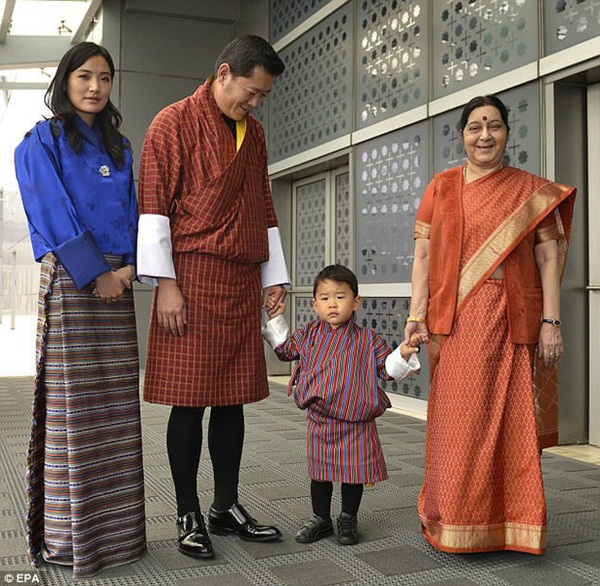 Hoàng tử nhí của Bhutan: Cứ ngỡ con vua thì phải sống sung túc, ai ngờ 20 năm không được tổ chức sinh nhật vì lý do này-4