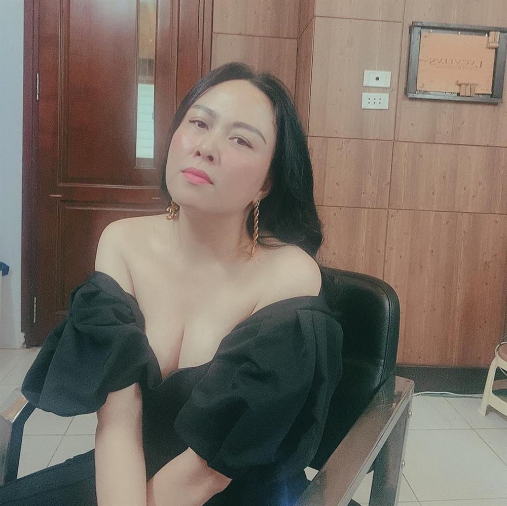 Phượng Chanel khoe vòng 1 khi diện váy trễ vai, điểm sexy tăng mạnh nhưng lần này có phần trễ nải quá đà-1