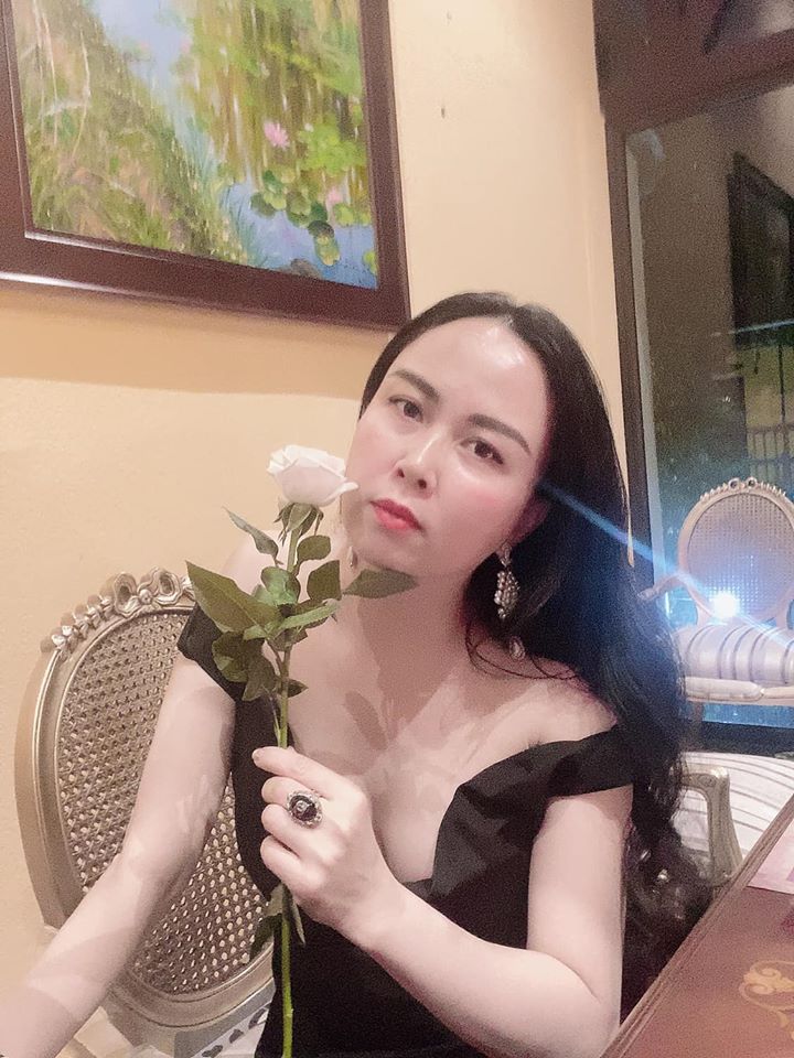 Phượng Chanel khoe vòng 1 khi diện váy trễ vai, điểm sexy tăng mạnh nhưng lần này có phần trễ nải quá đà-3