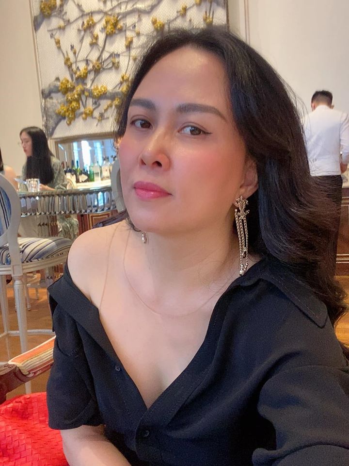 Phượng Chanel khoe vòng 1 khi diện váy trễ vai, điểm sexy tăng mạnh nhưng lần này có phần trễ nải quá đà-4