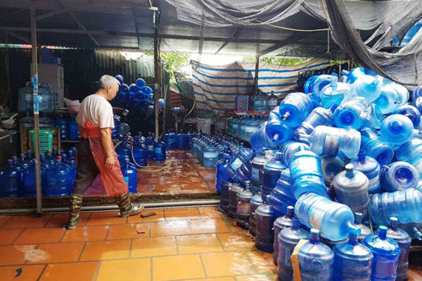 Cận cảnh quy trình hô biến nước mương thải thành nước uống đóng bình-12