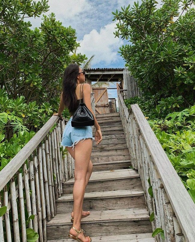 Diện shorts ngắn cũn cỡn khoe mông cong, Tiểu Vy lăng xê lại mốt quần Katun” siêu hot một thời-8