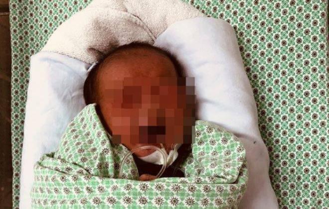 Kẻ bỏ bé sơ sinh trong hố ga dưới cái nắng 40 độ C cần bị truy tố tội giết người-1