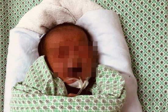 Kẻ bỏ bé sơ sinh trong hố ga dưới cái nắng 40 độ C cần bị truy tố tội giết người