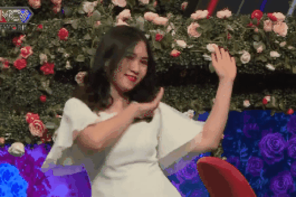 Cô gái nhảy TWICE ngay trên truyền hình khi bạn trai đồng ý hẹn hò