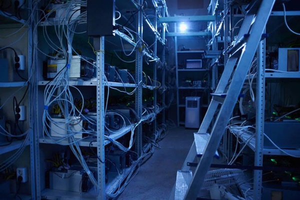 Cơn sốt tiền ảo càn quét một vùng nông thôn Trung Quốc: Mỏ đào bitcoin giấu trong chuồng lợn, cả làng ăn cắp điện nuôi mộng làm giàu-3