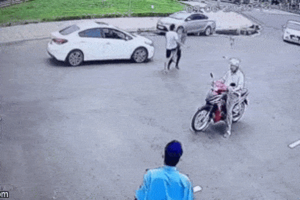 Bị đâm mạnh từ phía sau, chiếc ôtô lộn nhào trên cao tốc-1