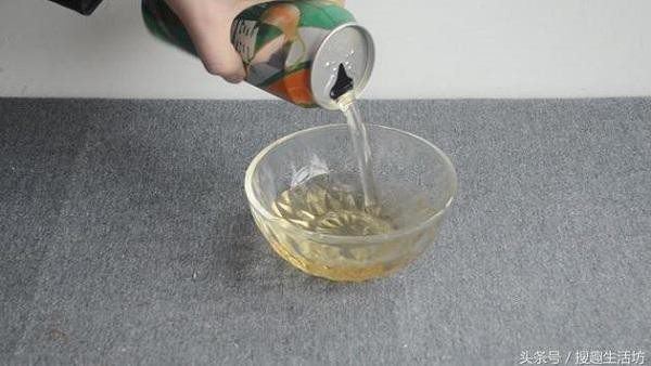 Đổ muối ăn vào lon bia uống dở, bạn sẽ bất ngờ về công dụng đặc biệt của loại nước này-1