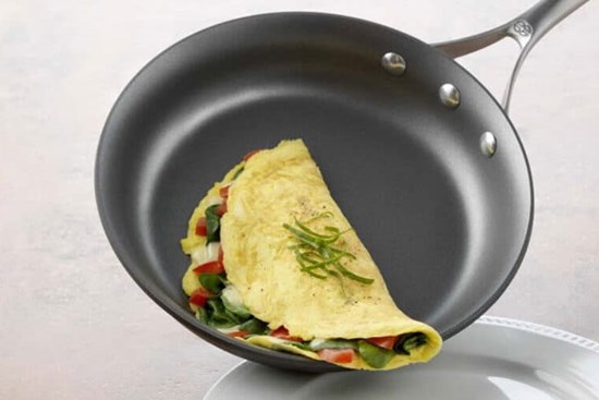 Mua chảo chống dính về đừng bỏ qua thao tác này trước khi đun nấu