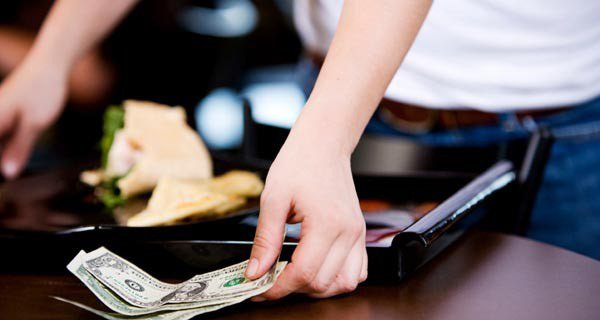 Lời thú nhận của nhân viên dọn phòng khách sạn về việc đòi tiền khách gây tranh cãi-1