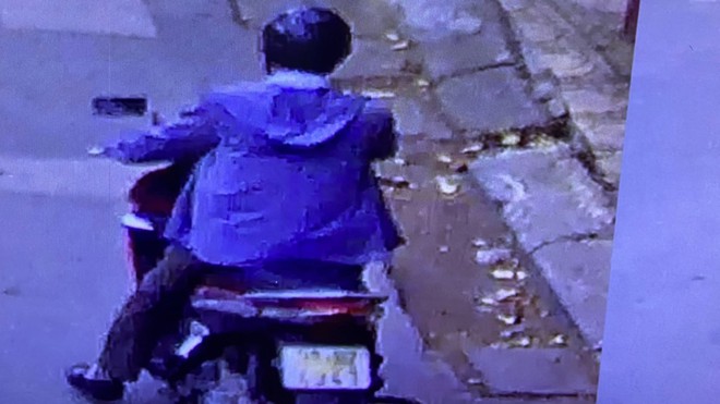 Truy tìm người đàn ông chuyên dụ dỗ các nam sinh tại cổng trường-1