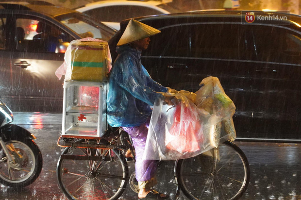 Ảnh, clip: Mưa lớn sau chuỗi ngày nắng nóng kỷ lục, nhiều người Hà Nội ướt sũng vì không kịp trở tay-12