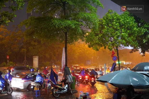 Ảnh, clip: Mưa lớn sau chuỗi ngày nắng nóng kỷ lục, nhiều người Hà Nội ướt sũng vì không kịp trở tay-5