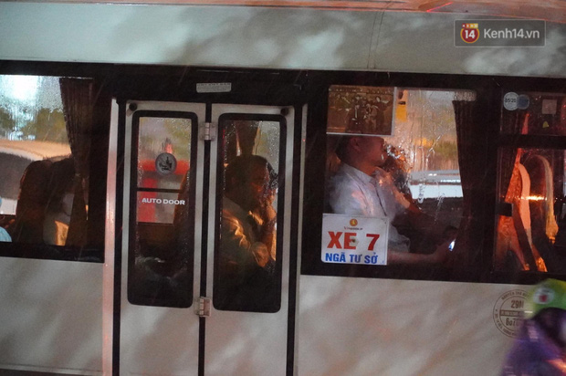 Ảnh, clip: Mưa lớn sau chuỗi ngày nắng nóng kỷ lục, nhiều người Hà Nội ướt sũng vì không kịp trở tay-7