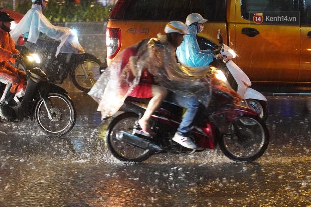Ảnh, clip: Mưa lớn sau chuỗi ngày nắng nóng kỷ lục, nhiều người Hà Nội ướt sũng vì không kịp trở tay-14