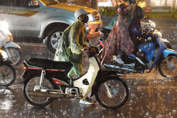 Áp thấp có thể mạnh lên thành bão sắp vào Biển Đông, gây mưa lớn ở Bắc Bộ, Bắc Trung Bộ-2