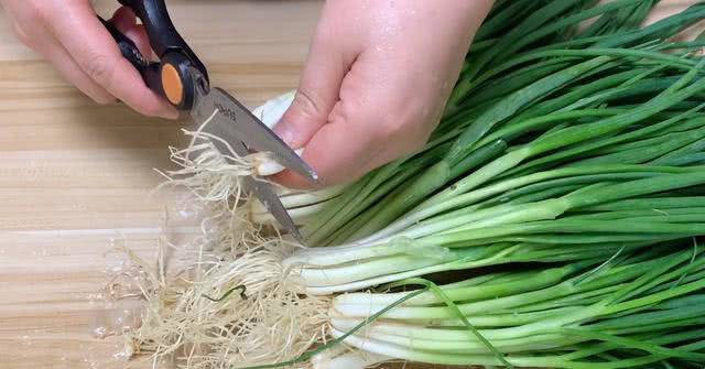 Mua nhiều hành lá về ăn không hết, hãy làm ngay cách này sẽ để được nửa năm-1