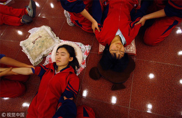 Thắp nến ôn thi ngày đêm, thở bình oxy trong phòng đóng kín: Học trò Trung Quốc đang đánh vật với kỳ thi khó nhất thế giới-5