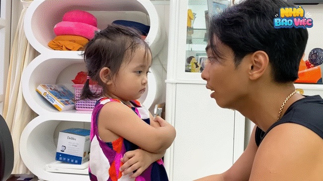 Anna giật đồ chơi của Kubi, Phan Hiển cứng rắn đưa ra hình phạt khiến cô út răm rắp nghe lời nhưng vẫn mang biểu cảm đến hài-3