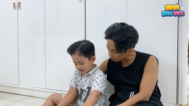 Anna giật đồ chơi của Kubi, Phan Hiển cứng rắn đưa ra hình phạt khiến cô út răm rắp nghe lời nhưng vẫn mang biểu cảm đến hài-4