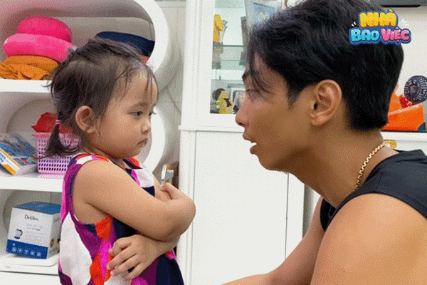 Anna giật đồ chơi của Kubi, Phan Hiển cứng rắn đưa ra hình phạt khiến cô út răm rắp nghe lời nhưng vẫn mang biểu cảm đến hài