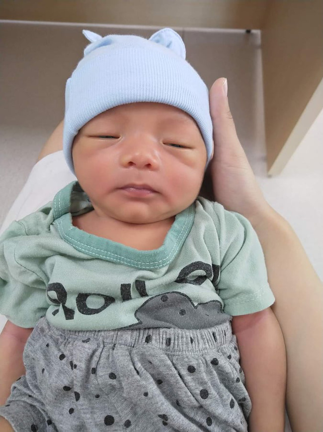 Thêm một bé trai sơ sinh bị bỏ rơi ở hố ga giữa đêm mưa, bị kiến cắn, hoại tử dây rốn-3