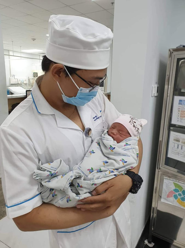 Thêm một bé trai sơ sinh bị bỏ rơi ở hố ga giữa đêm mưa, bị kiến cắn, hoại tử dây rốn-5