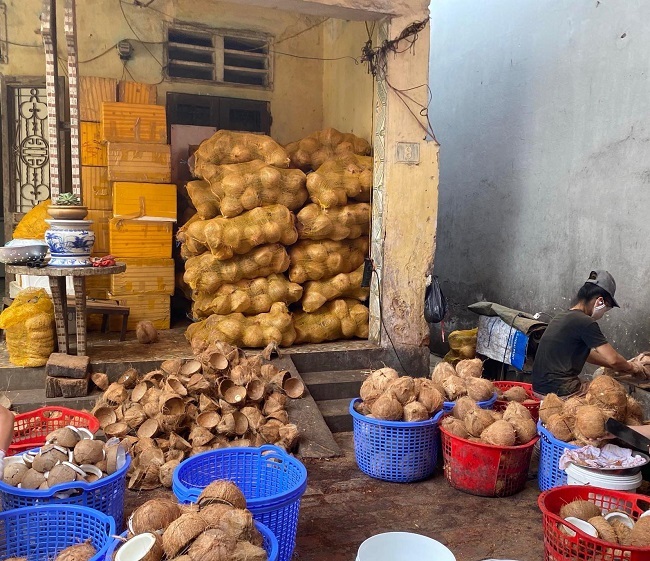 Nước dừa có giá 20.000 đồng/lít, ngày bán 500 chai: Nguồn gốc ở đâu?-3