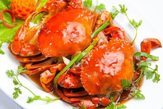 Hấp cua cứ cho trực tiếp vào nồi là sai, phải thêm nguyên liệu này mới ngon và không tanh