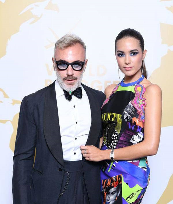 Đại gia 52 tuổi cặp kè người mẫu kém 27 tuổi, có biệt thự khủng như công viên là ai?-4