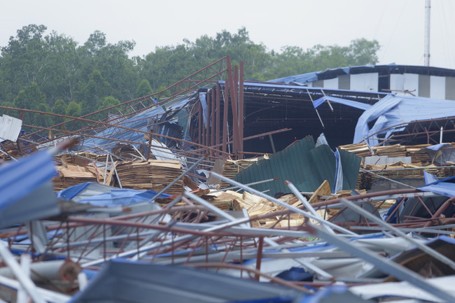 Tôi chỉ kịp chui xuống đống lá để cứu lấy mình, khi cơn lốc đi qua tôi đã nghĩ cả gia đình không còn ai sống sót-2